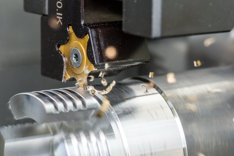 Die Beschichtung moderner Stechplatten beeinflusst Wirtschaftlichkeit und Prozesssicherheit entscheidend. Sie reduziert Verschleiß, minimiert die Reibung zwischen Span und Werkzeug, verhindert Aufbauschneiden und ermöglicht höhere Schnittparameter (Bild: Horn/Sauermann).