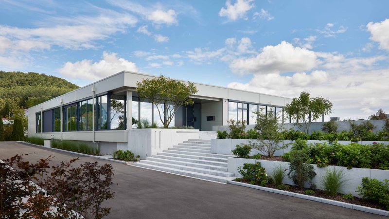 Moderner Neubau am neuen Standort in Stockach (Bild: Zorn).
