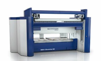 Die Maschine bietet eine hohe Automatisierungsstufe im Schwenkbiegen ohne externe Roboter (Bild: Schröder Group).