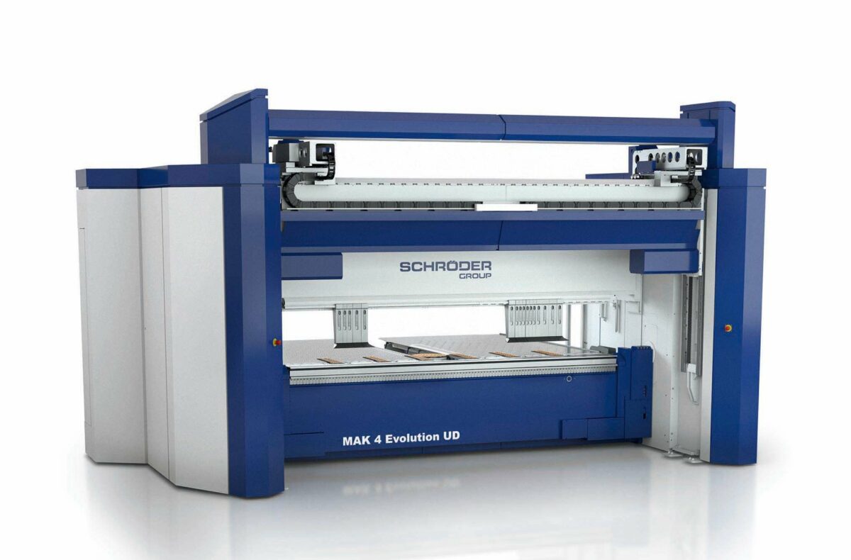 Die Maschine bietet eine hohe Automatisierungsstufe im Schwenkbiegen ohne externe Roboter (Bild: Schröder Group).