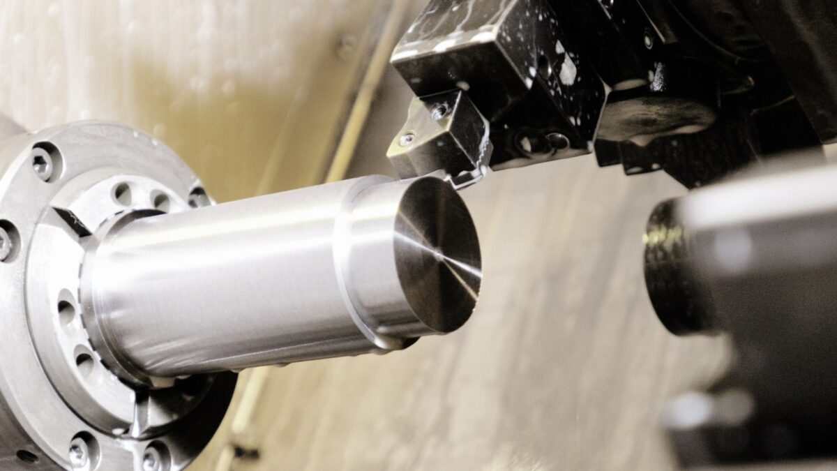 Steigende Rohstoffpreise und unsichere Lieferketten bei Hartmetallwerkzeugen setzen die Zerspanungsindustrie unter Druck. Susa Sauer verwendet z. B. Cermet-Platten, eine Mischung aus Keramik und Metall, als Alternative (Bild: Susa Sauer).