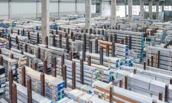 Auf 8.00 m² werden Bestände und Kapazitäten gebündelt, um kurze Wege und schnellere Lieferungen zu ermöglichen (Bild: Günther + Schramm).