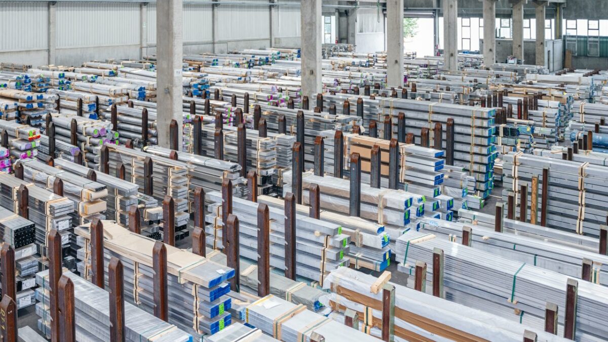 Auf 8.00 m² werden Bestände und Kapazitäten gebündelt, um kurze Wege und schnellere Lieferungen zu ermöglichen (Bild: Günther + Schramm).