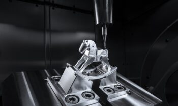 Auf der Messe bearbeitet eine 5-Achs-Maschine des Typs »C 12 Gen2« ein Schaukelpfert (Bild: Hermle).