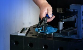 Mit den Schnellspannsystemen für Schweißtische lassen sich Werkstücke, Anschläge und Vorrichtungselemente zügig positionieren, fixieren und wieder lösen (Bild: Kipp).