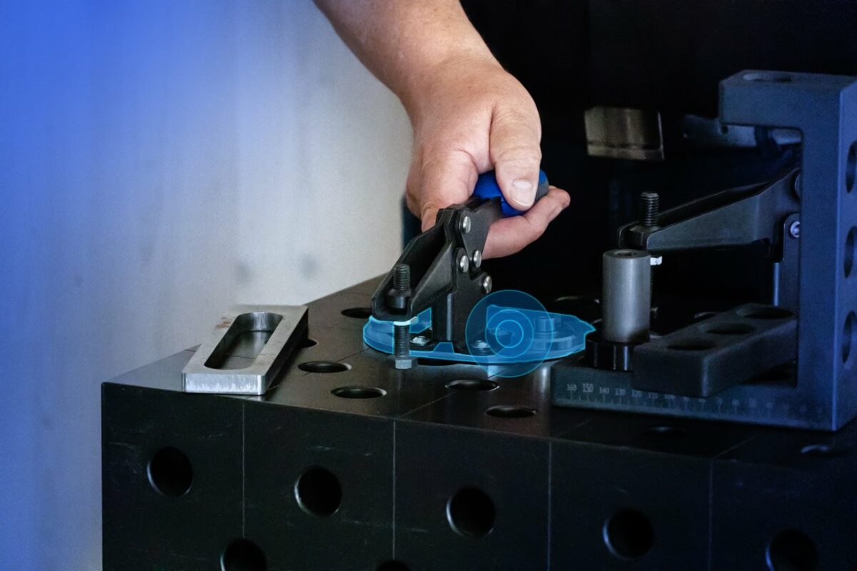 Mit den Schnellspannsystemen für Schweißtische lassen sich Werkstücke, Anschläge und Vorrichtungselemente zügig positionieren, fixieren und wieder lösen (Bild: Kipp).