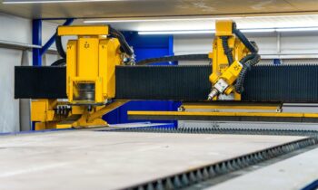 3D-Zuschnitt sowie Bohren, Senken und Gewinden auf einer Anlage (Bild: MicroStep).