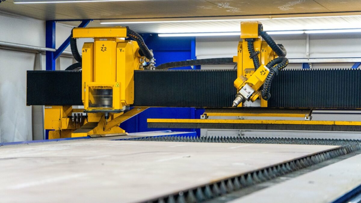 3D-Zuschnitt sowie Bohren, Senken und Gewinden auf einer Anlage (Bild: MicroStep).