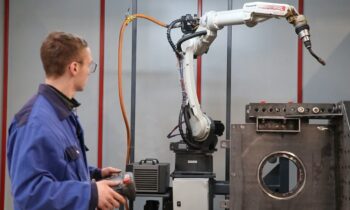 Dank schlanker Bauform und 260° Rotation zu beiden Seiten der sechsten Achse wird Zeit beim Konturenschweißen eingespart (Bild: Panasonic).