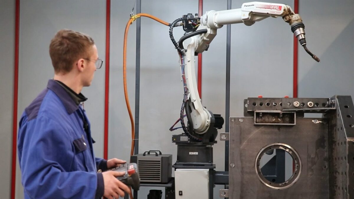 Dank schlanker Bauform und 260° Rotation zu beiden Seiten der sechsten Achse wird Zeit beim Konturenschweißen eingespart (Bild: Panasonic).