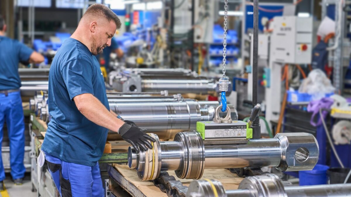 Produktion von Zylindern in großen Dimensionen (Bild: Weber-Hydraulik).