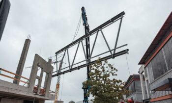 Millimetergenaue Präzisionsarbeit: Die neue Verbindungsbrücke zwischen Bestand und Neubau (Bild: Schmelzle+Partner).