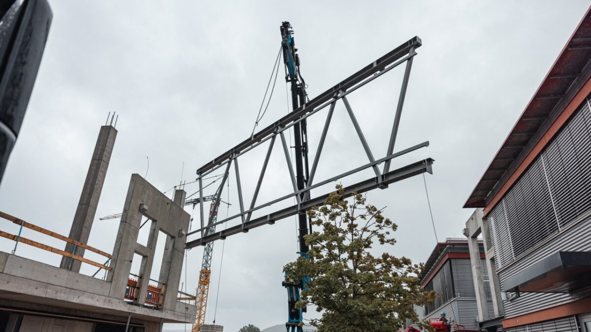 Millimetergenaue Präzisionsarbeit: Die neue Verbindungsbrücke zwischen Bestand und Neubau (Bild: Schmelzle+Partner).