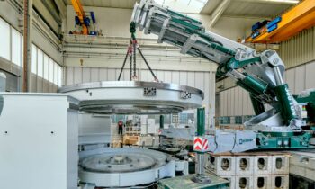 Maßarbeit beim Platzieren schwerer Maschinen- und Anlagenkomponenten in der Fertigungshalle (Bild: Ingo Jensen/ematec).