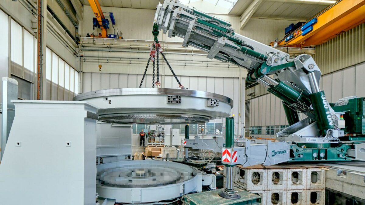 Maßarbeit beim Platzieren schwerer Maschinen- und Anlagenkomponenten in der Fertigungshalle (Bild: Ingo Jensen/ematec).
