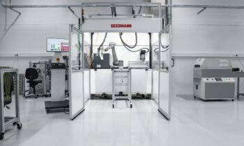 Die Roboterzelle lässt sich je nach Anwendung für Schweißen, Schleifen, Entgraten, Gewindeschneiden und weitere Cobotanwendungen einsetzen (Bild: Gessmann).