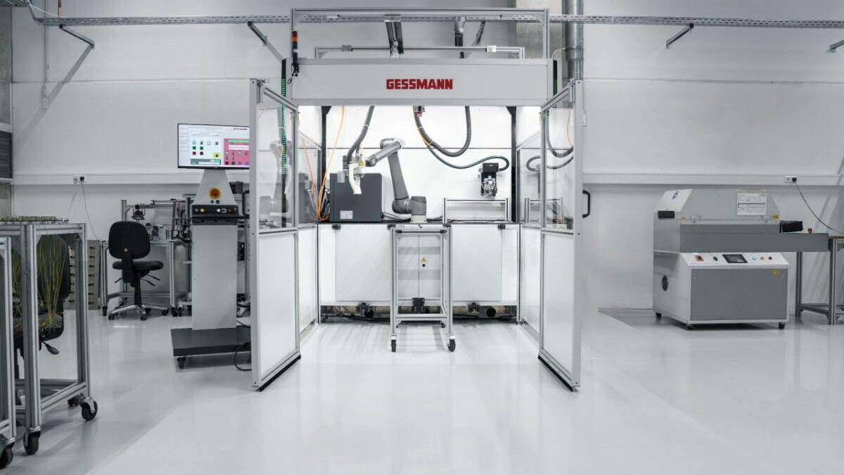 Die Roboterzelle lässt sich je nach Anwendung für Schweißen, Schleifen, Entgraten, Gewindeschneiden und weitere Cobotanwendungen einsetzen (Bild: Gessmann).