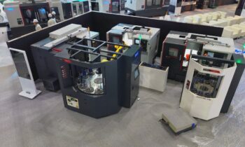 Auf der AMB 2026 werden modulare Robotersysteme für das automatische Be- und Entladen gezeigt (Bild: SMEC).