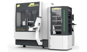 Der 6-Achs-Roboter übernimmt das automatisierte Werkstückhandling direkt an der Drahterodiermaschine (Bild: Sodick).