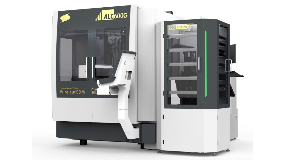 Der 6-Achs-Roboter übernimmt das automatisierte Werkstückhandling direkt an der Drahterodiermaschine (Bild: Sodick).