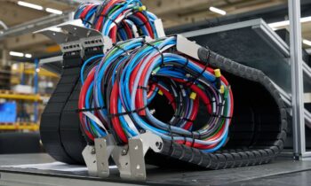 Das Unternehmen zeigt Anwendungen entlang verschiedener Prozessschritte in der Metallverarbeitung, etwa Energiekettensysteme für Werkzeugmaschinen (Bild: Tsubaki Kabelschlepp).