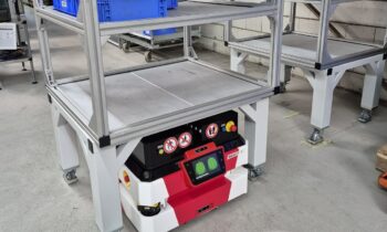 Der autonome Transportroboter optimiert den Materialfluss (Bild: Weber-Hydraulik).