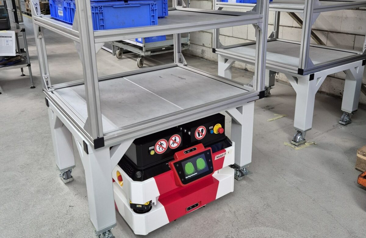 Der autonome Transportroboter optimiert den Materialfluss (Bild: Weber-Hydraulik).