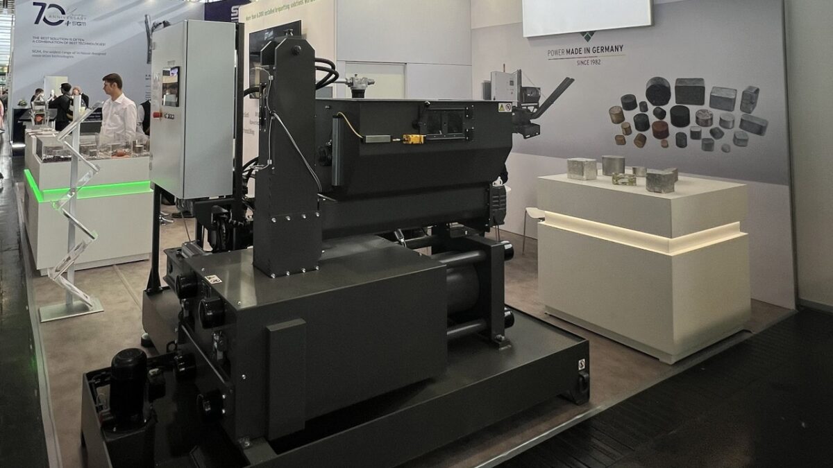 Mit Brikettieranlagen lassen sich Aluminiumspäne zu kompakten Briketts pressen (Bild: Ruf).
