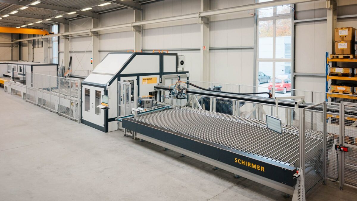 Beispiel für ein kundenindividuell konfiguriertes Durchlaufzentrum für die Bearbeitung von Aluminium-Konstruktionsprofilen (Bild: Schirmer).