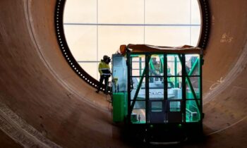Die magnetisch befestigte 4-Achs-Portalfräsmaschine bearbeitet Kabeldurchführungen und Flutöffnungen an Offshore-Übergangsstücken (Bild: CNC Onsite).
