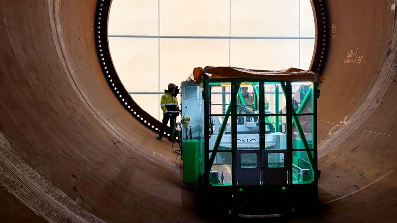 Die magnetisch befestigte 4-Achs-Portalfräsmaschine bearbeitet Kabeldurchführungen und Flutöffnungen an Offshore-Übergangsstücken (Bild: CNC Onsite).