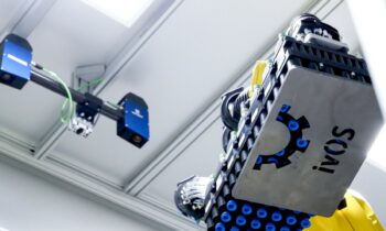 Das »Solution Kit ivOS Sheet Metal« übernimmt das Be- und Entladen unbekannter Blechteile mit wechselnden Teilegeometrien.(Bild: J. Schmalz GmbH).