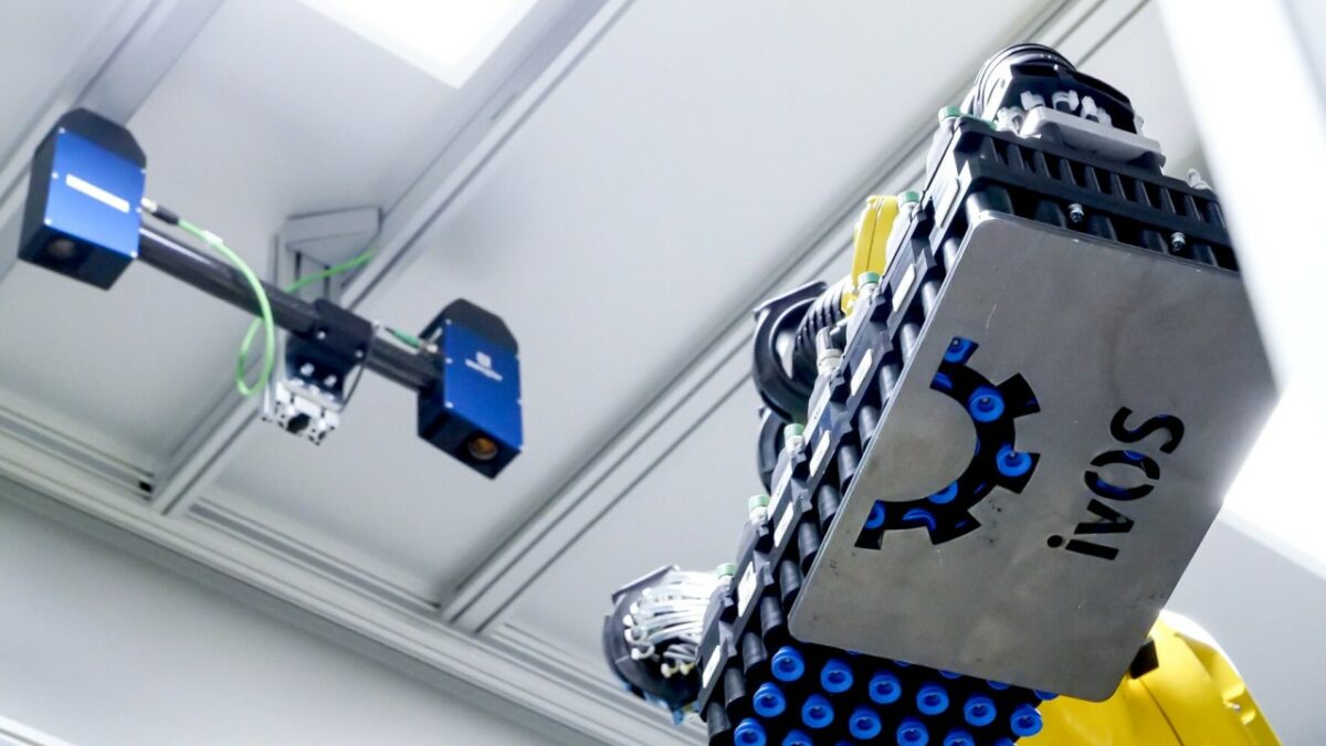 Das »Solution Kit ivOS Sheet Metal« übernimmt das Be- und Entladen unbekannter Blechteile mit wechselnden Teilegeometrien.(Bild: J. Schmalz GmbH).