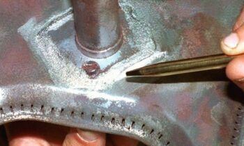 Bei oberflächlichen Schäden, die Funktionsfähigkeit und Betriebssicherheit nicht beeinträchtigen, kann die Reparaturpaste eine Alternative sein (Bild: Kager).