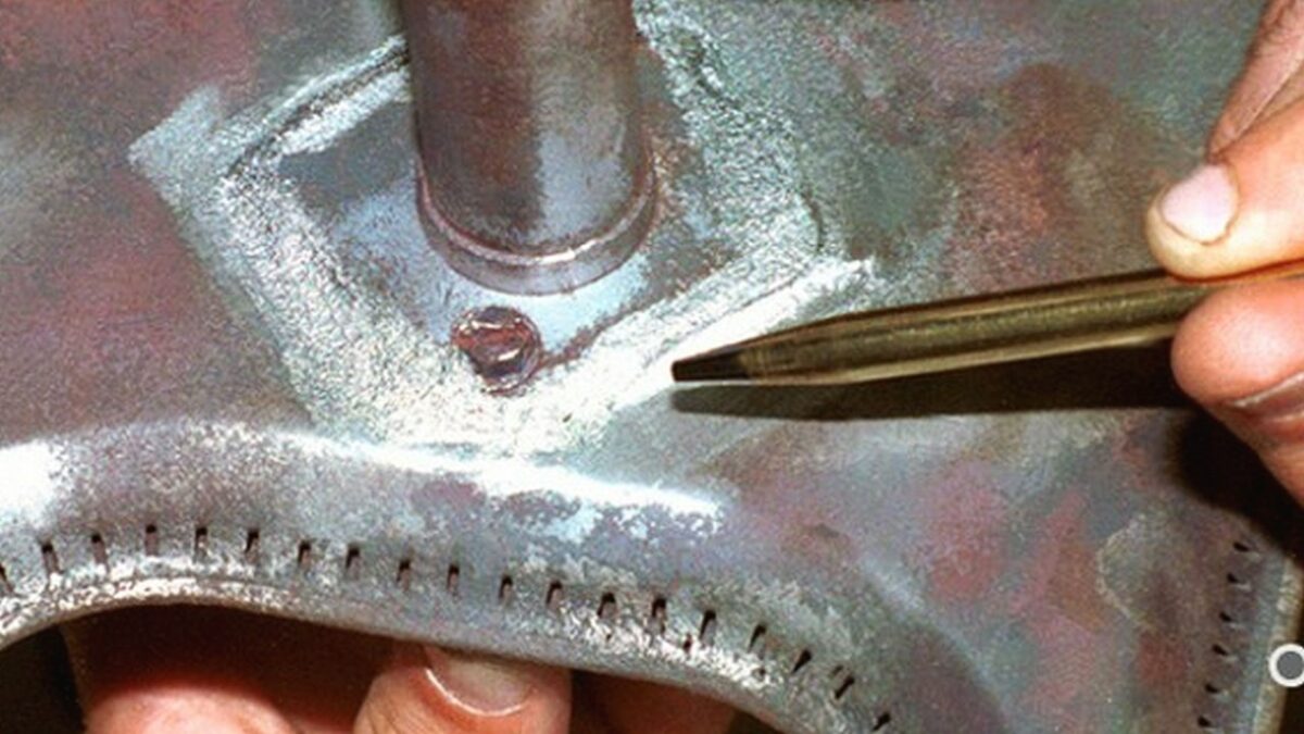 Bei oberflächlichen Schäden, die Funktionsfähigkeit und Betriebssicherheit nicht beeinträchtigen, kann die Reparaturpaste eine Alternative sein (Bild: Kager).