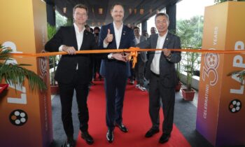 Feierliche Eröffnung der Werkserweiterung in Bhopal: Hubertus Breier (CTO), Matthias Lapp (CEO) und Richard Lee (CEO APAC; Bild: Lapp).