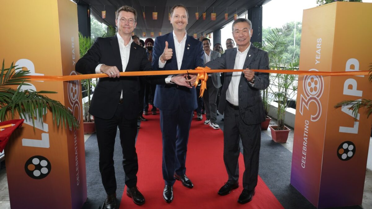 Feierliche Eröffnung der Werkserweiterung in Bhopal: Hubertus Breier (CTO), Matthias Lapp (CEO) und Richard Lee (CEO APAC; Bild: Lapp).