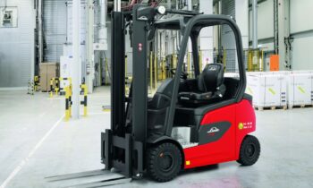 Neue Ex-geschützte Elektrostapler in Dreirad- und Vierradausführung sind für den Einsatz in den ATEX-Zonen 1/21 und 2/22 ausgelegt (Bild: Linde Material Handling).