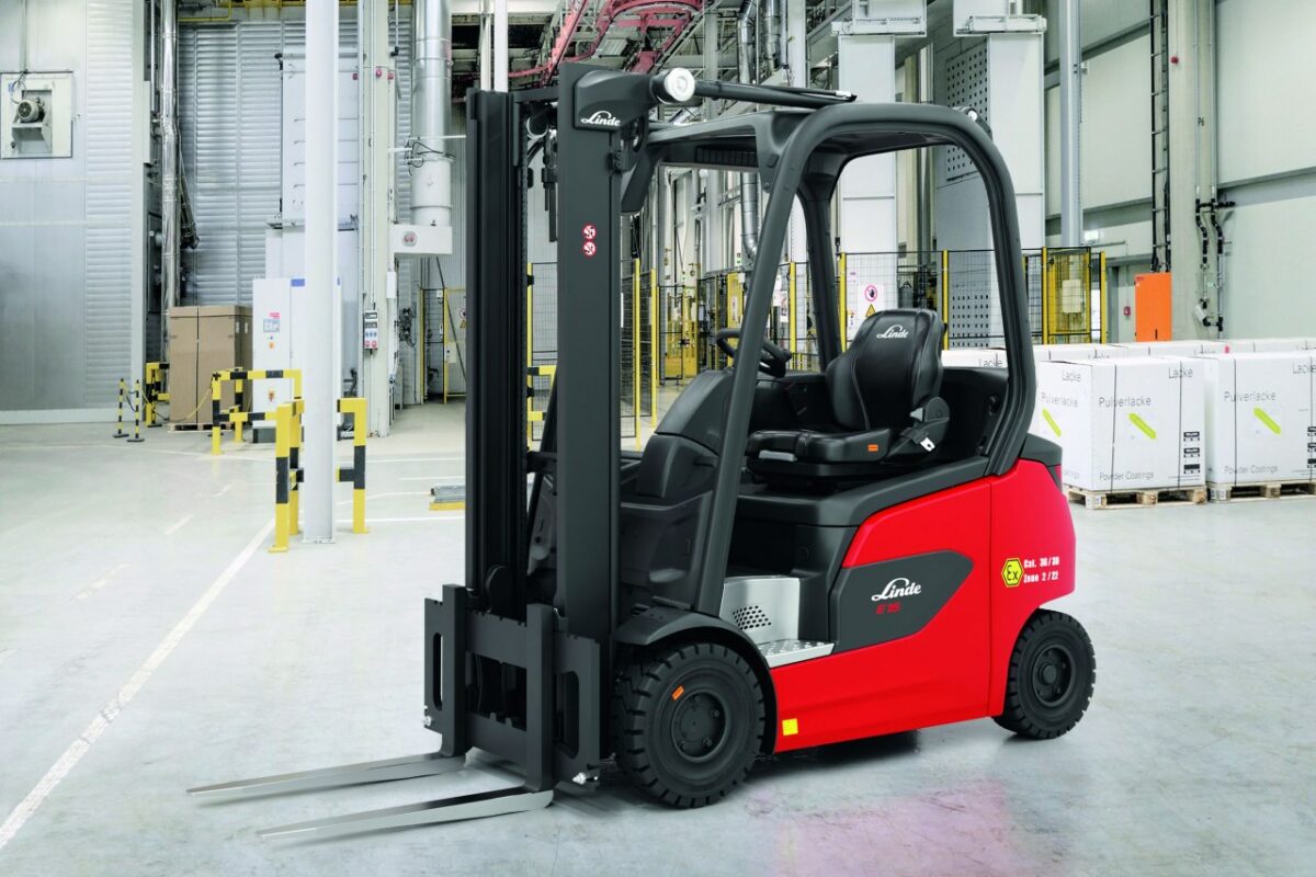 Neue Ex-geschützte Elektrostapler in Dreirad- und Vierradausführung sind für den Einsatz in den ATEX-Zonen 1/21 und 2/22 ausgelegt (Bild: Linde Material Handling).