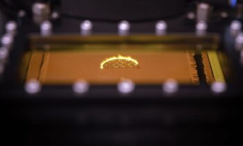 Das neue blaue Hochbrillanz-Lasersystem eröffnet Möglichkeiten für die additive Fertigung filigraner und hochdichter Kupferbauteile im Pulverbettverfahren (Bild: Laserline).