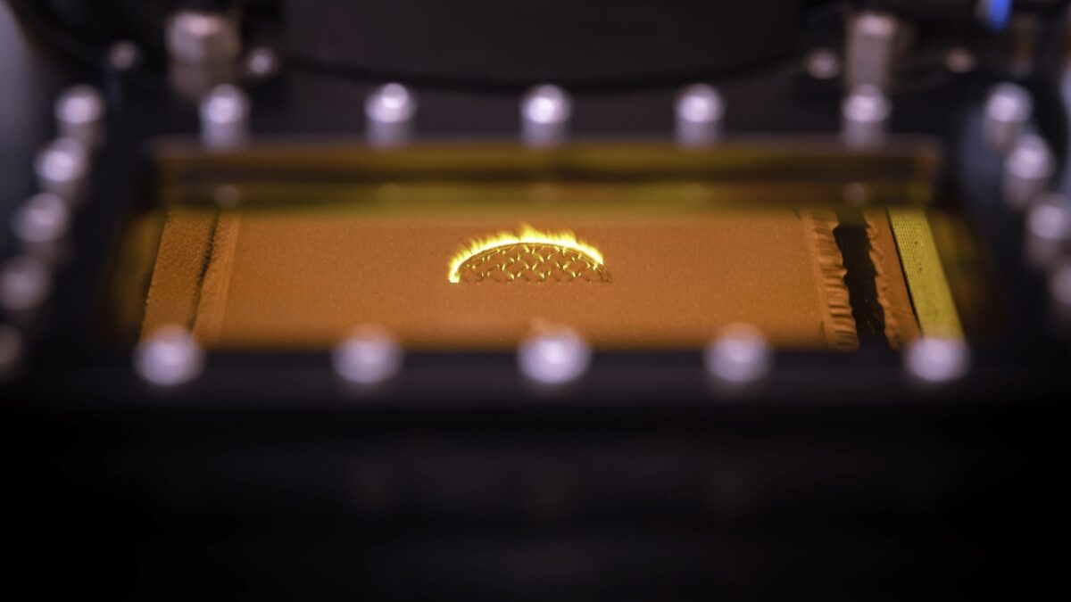 Das neue blaue Hochbrillanz-Lasersystem eröffnet Möglichkeiten für die additive Fertigung filigraner und hochdichter Kupferbauteile im Pulverbettverfahren (Bild: Laserline).