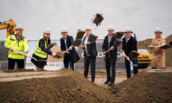 Vertreter von Goldbeck, Schirmer Maschinen, Beckhoff Automation sowie die Bürgermeister von Rietberg und Verl beim symbolischen Spatenstich (Bild: Schirmer).