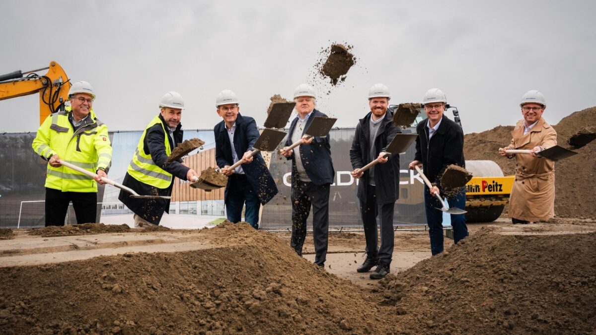 Vertreter von Goldbeck, Schirmer Maschinen, Beckhoff Automation sowie die Bürgermeister von Rietberg und Verl beim symbolischen Spatenstich (Bild: Schirmer).